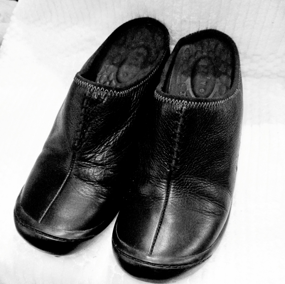 Black Leather Mules Women's Sz 7MVComfort Shoes
